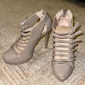 3/$15 WELL LOVED 𝐀𝐋𝐃𝐎 patent leather heels